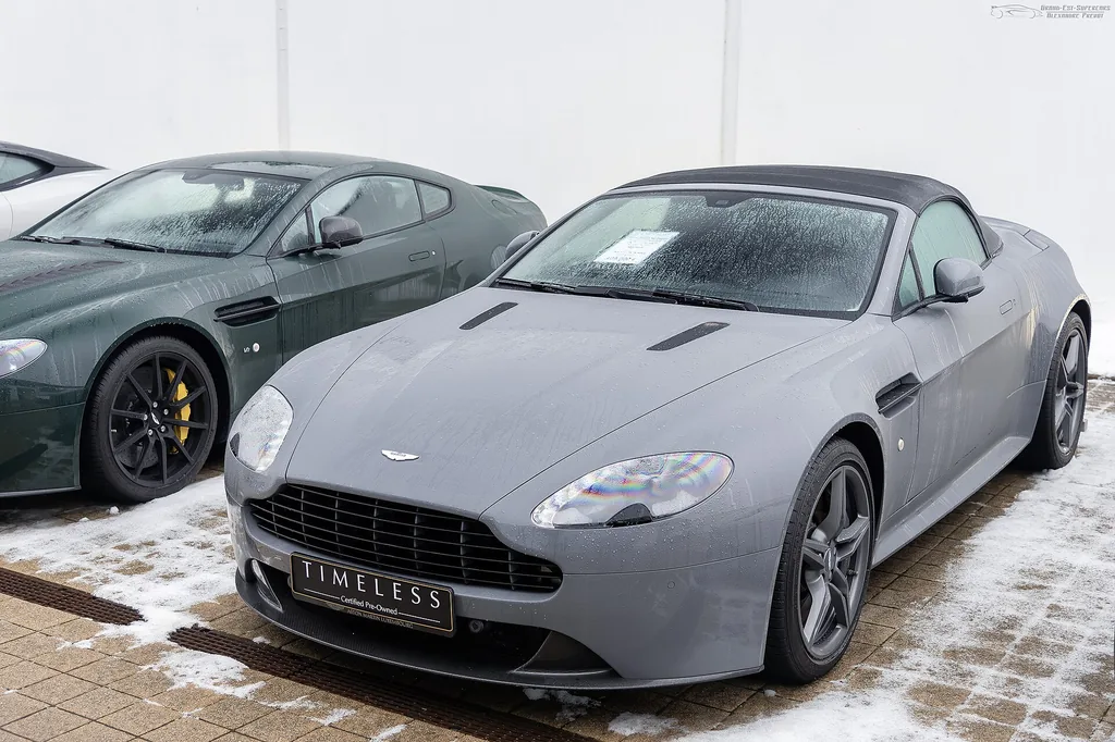 Aston Martin Vantage Roadster 2011