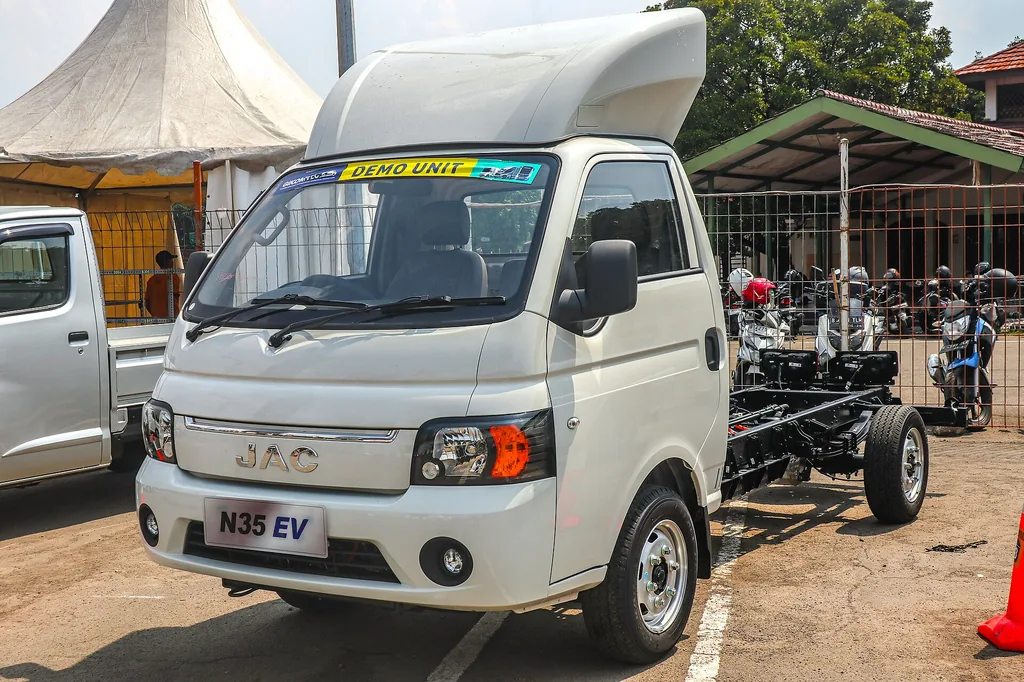JAC iEV 2025