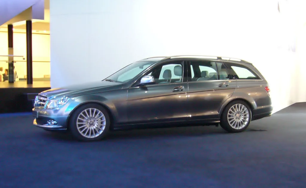 Mercedes-Benz C-300 2025